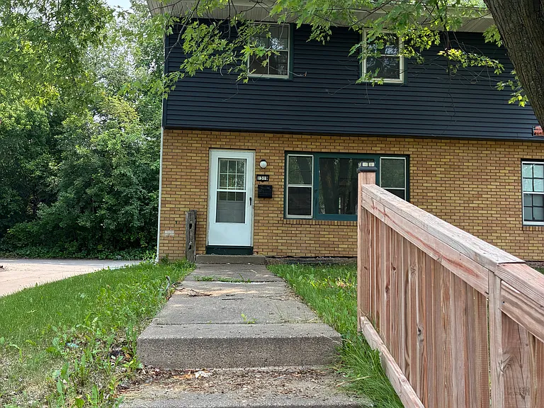 1318 Circle Terrace Blvd NE — Photo 1