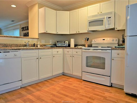 3rd image of 1725 Harvey Mitchell Pkwy S APT 121