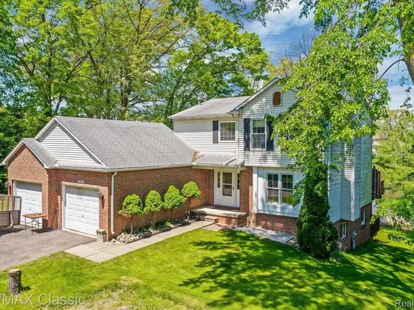 13009 Cove Ridge Dr, South Lyon, MI 48178