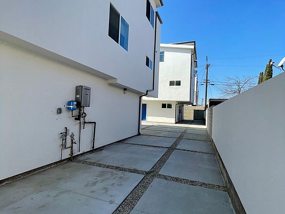 3rd image of 1119 N Berendo St #1119