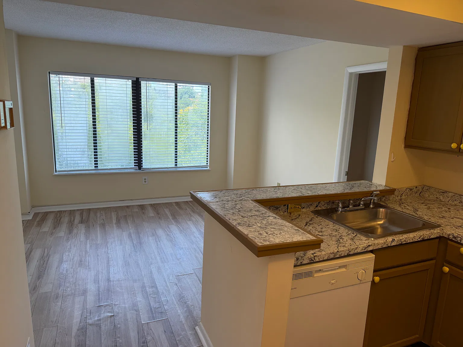 2 bed, 700 sqft, $1,400 — Photo 2