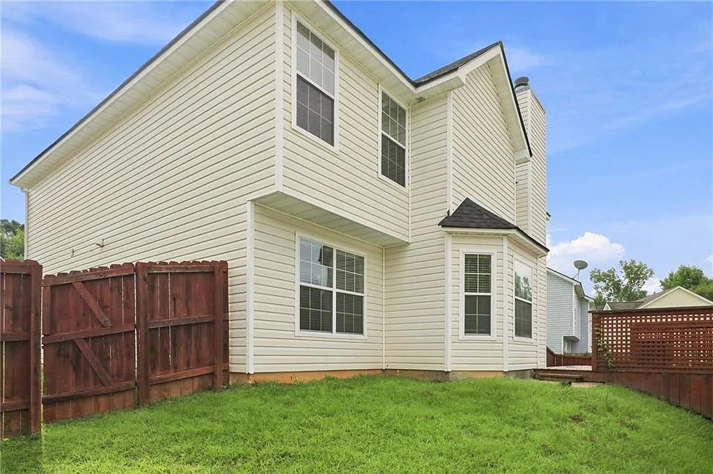 4 bed, 2.5 bath, 2695 sqft, $2,800 — Photo 4