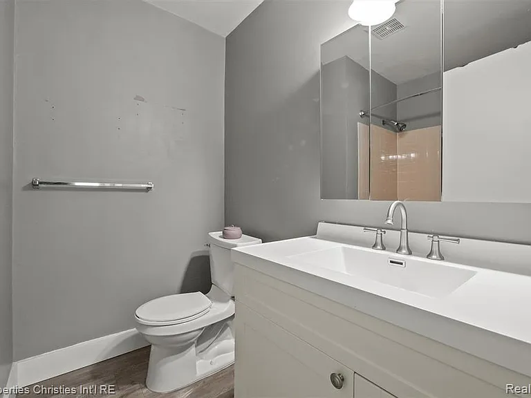 215 Woodsboro Dr — Photo 16