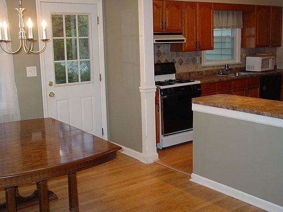 4th image of 12 Leslie Ave