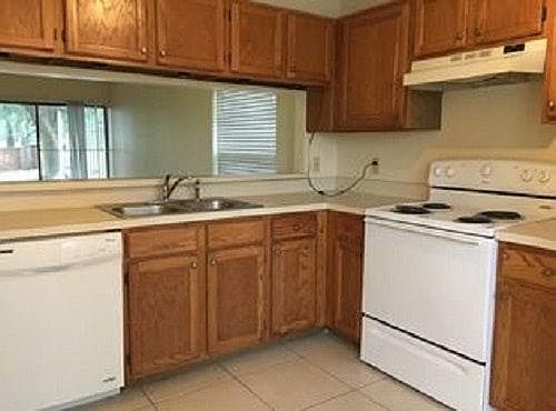 3rd image of 1013 Burnett St