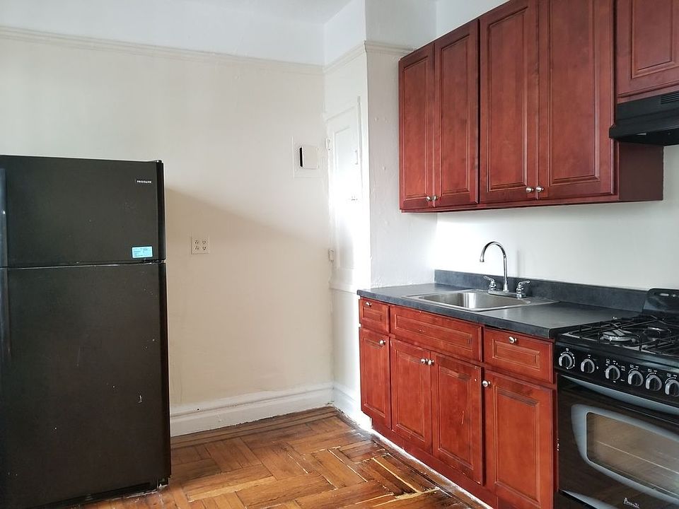 2nd image of 2111 Beekman Pl APT 4