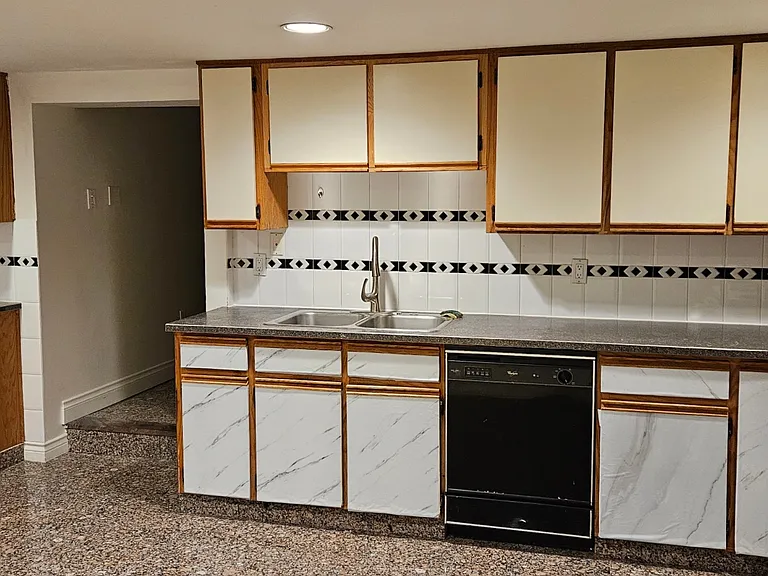 6845 Broadway — Photo 2