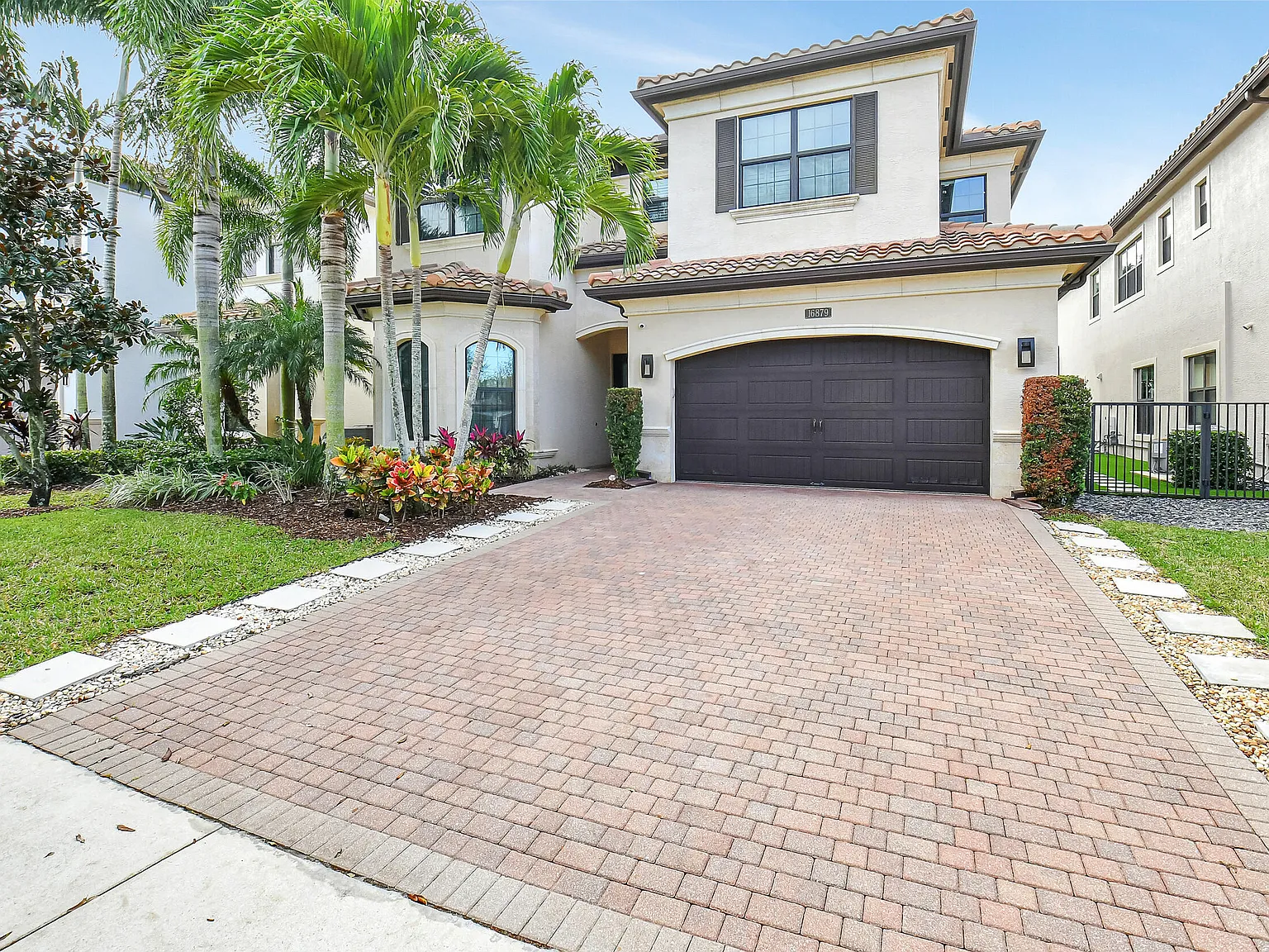 5 bed, 5.0 bath, 4022 sqft, $13,000 — Photo 2