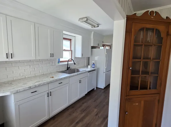 8996 Columbia Rd, Olmsted Falls, OH 44138