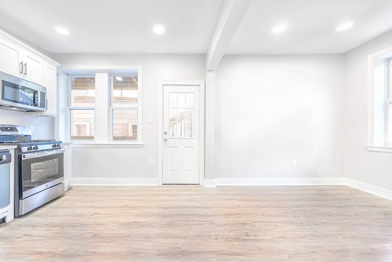 4 bed, 1200 sqft, $4,400 — Photo 2