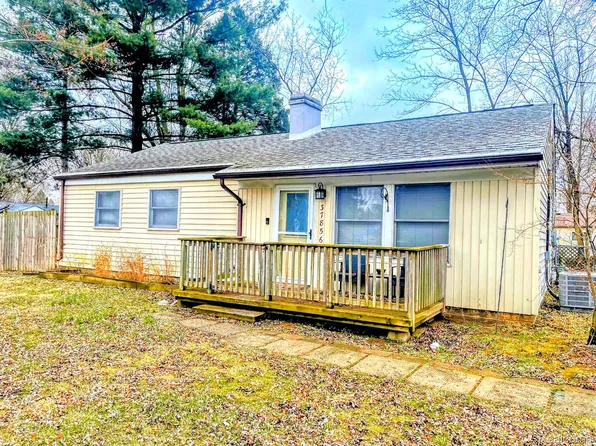 37856 Emery St, Clinton Township, MI 48036