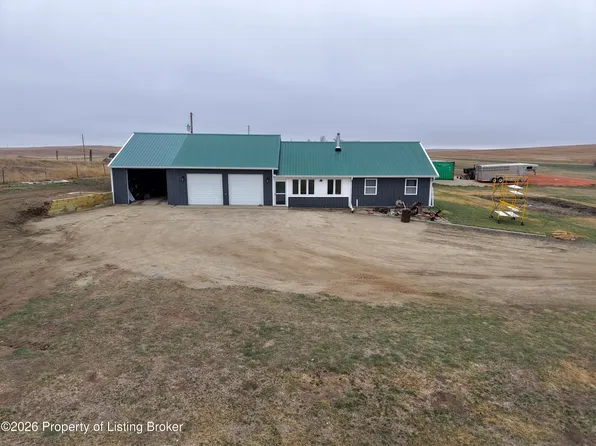 11045 29th St SW, Dickinson, ND 58601