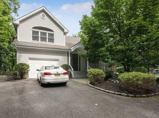 11 Van Brunt Manor Rd, Setauket, NY 11733