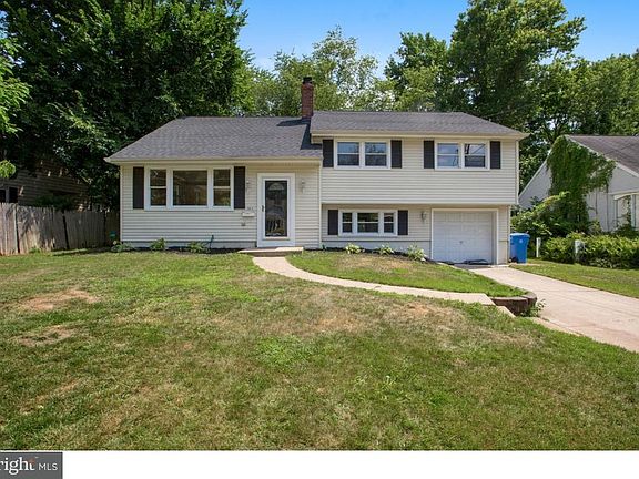2nd image of 303 S Woodstock Dr