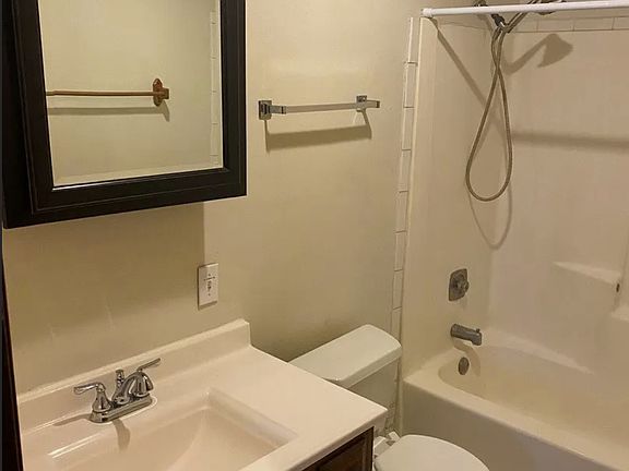 3rd image of 520 Parkview Ln #4