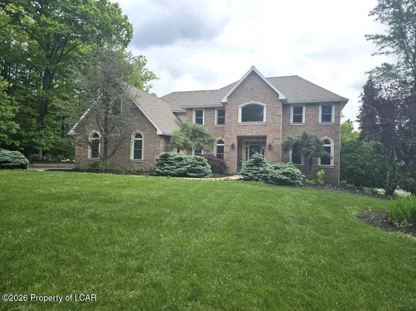 7 Winterberry Dr, Dallas, PA 18612