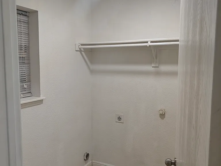 2305 Aldergate Dr — Photo 2