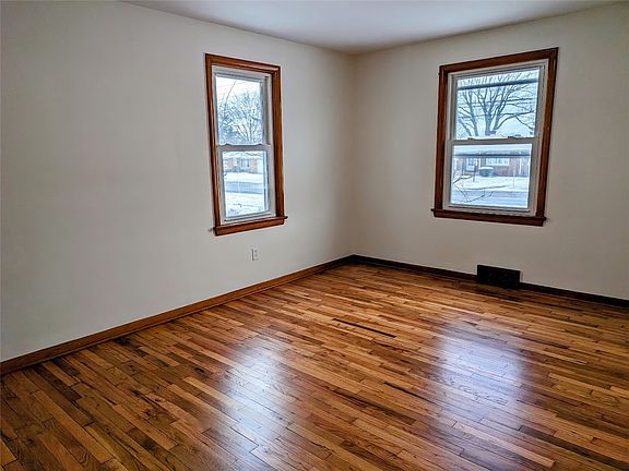 3rd image of 2727 W 32nd St