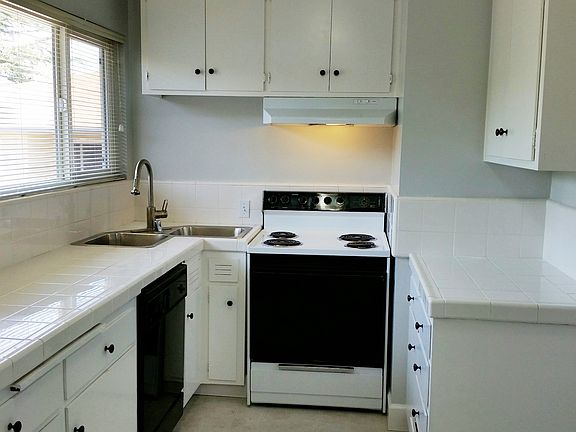 3rd image of 1624 Ontario Dr APT 8