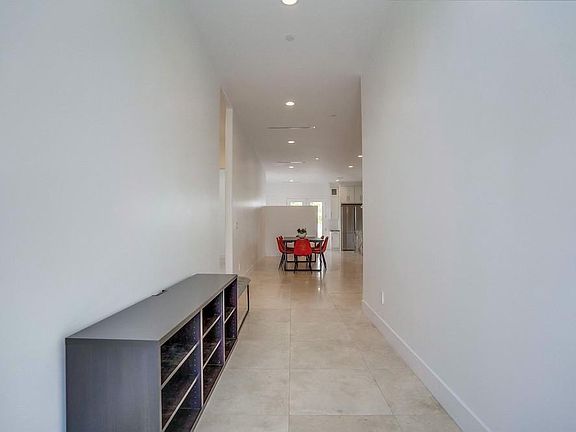 5th image of 725 N Crescent Heights Blvd