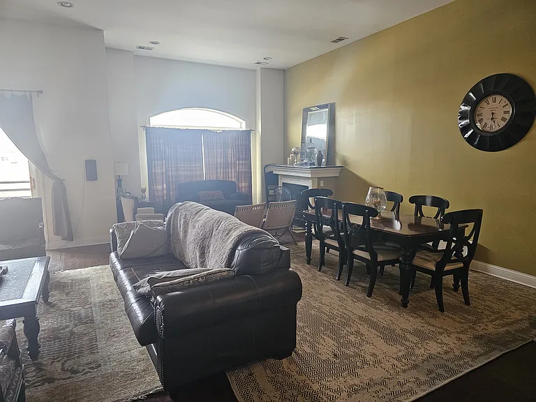 115 S Western Ave — Photo 4