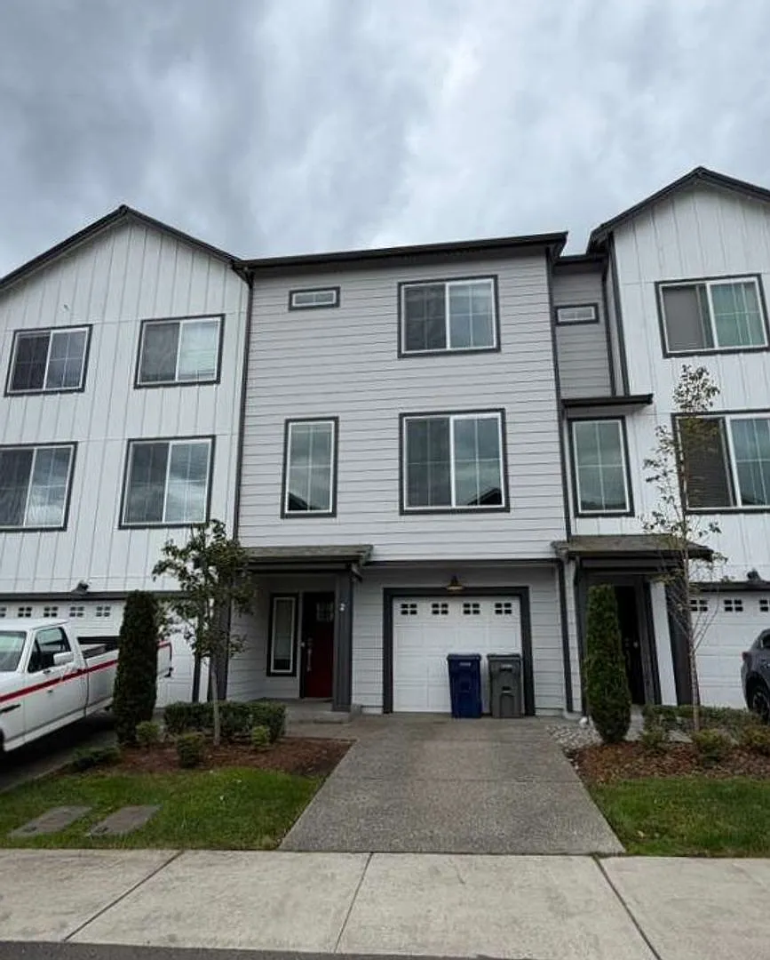 Modern Lake Stevens Townhome with A/C & 2-Car Garage — Photo 2