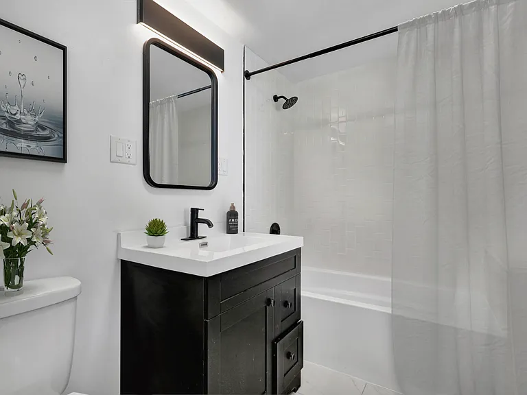 1428 E Cesar E Chavez Ave — Photo 8