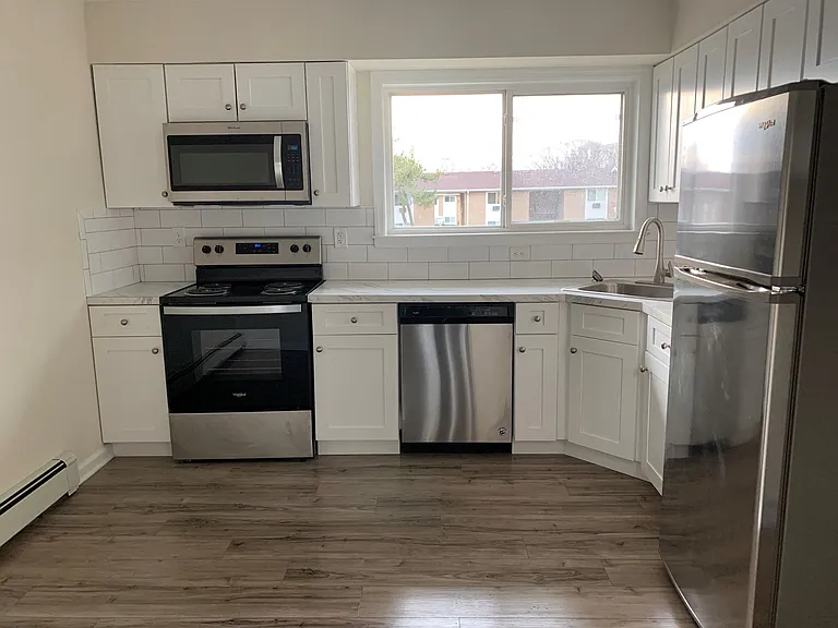 Edgewater Apartments — Photo 14