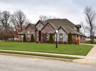 912 King Arthur Dr, Springdale, AR 72762