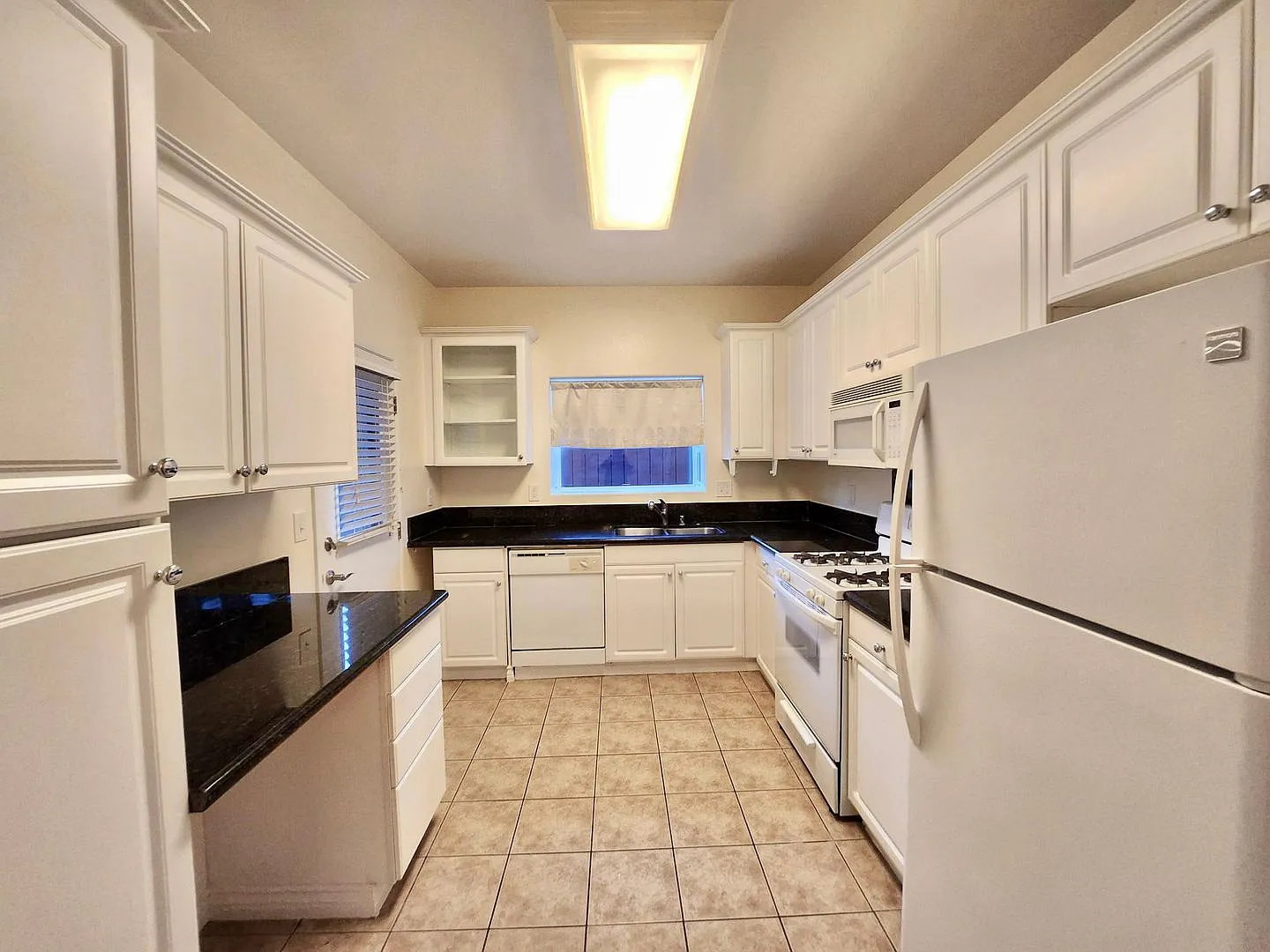 3 bedroom townhome in Northridge — Photo 3