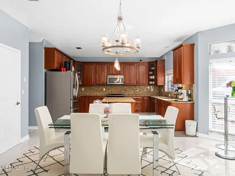 425 Oak Pond Dr — Photo 5