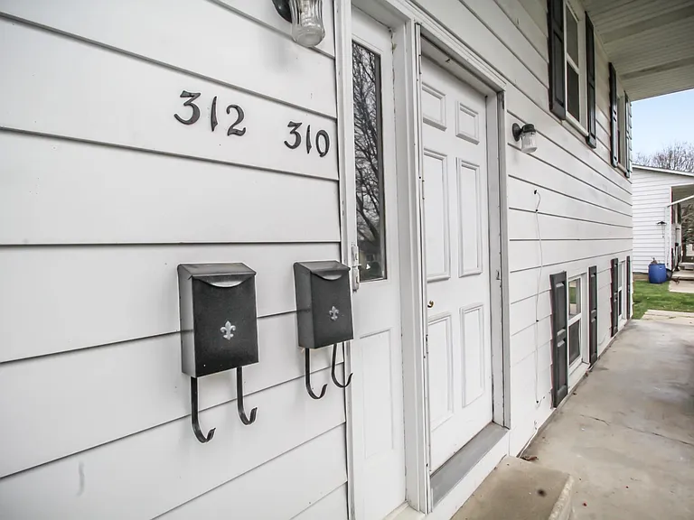 312 W Cherry St #312 — Photo 2