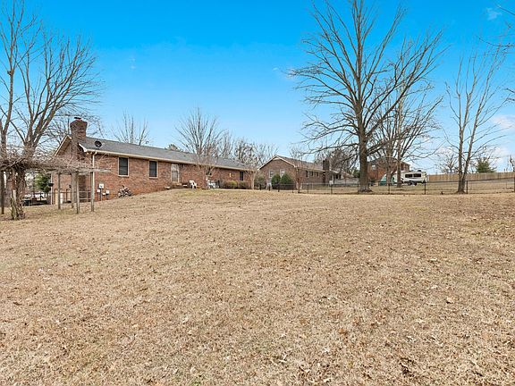 5th image of 305 Mosley Dr