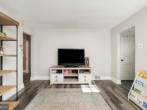 4th image of 359 Churchill Ave