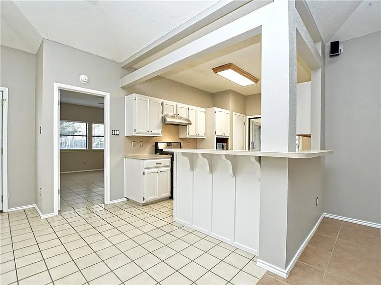 606 Tyrone Dr — Photo 6