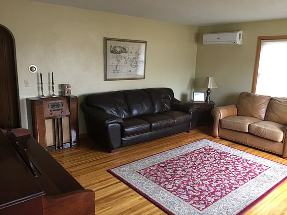 3rd image of 713 W Warren St
