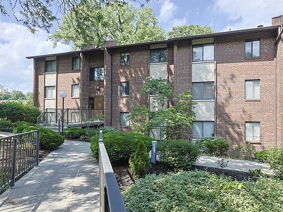 2nd image of 458 Grand Ave Unit 1