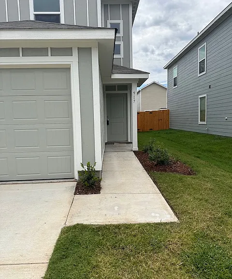 917 Grebe Dr — Photo 2