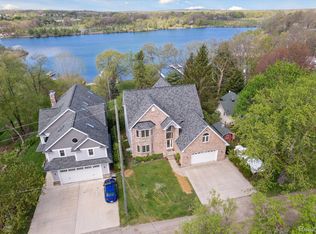2835 Lakeway Dr, Highland, MI 48356