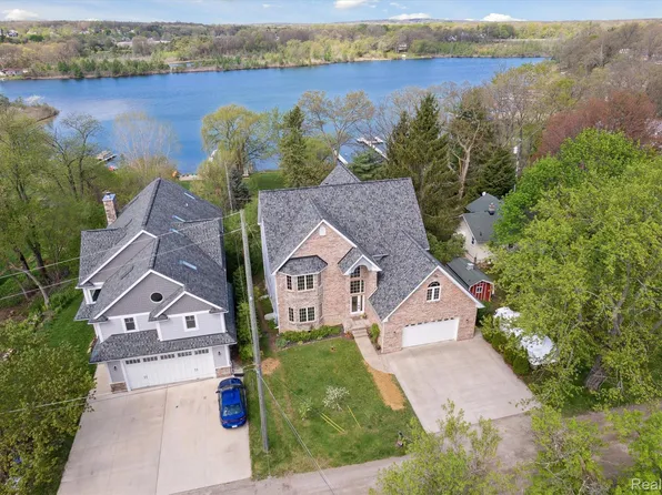2835 Lakeway Dr, Highland, MI 48356