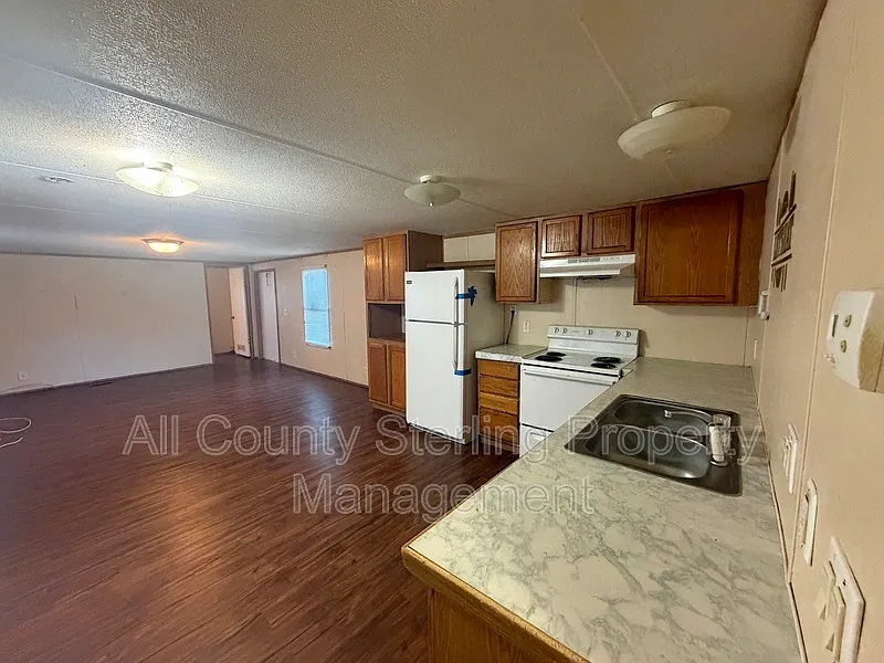 3 bed, 1.0 bath, 924 sqft, $1,095 — Photo 2