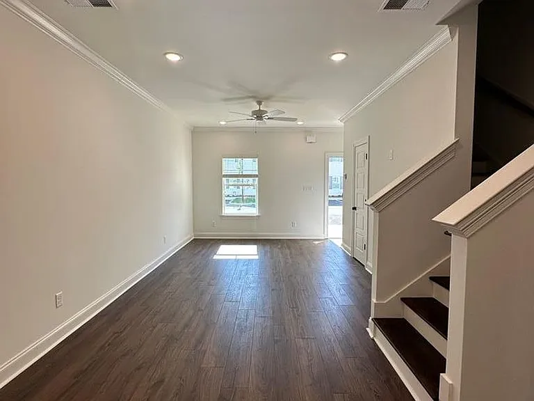 516 Meadow Crest Cir — Photo 2