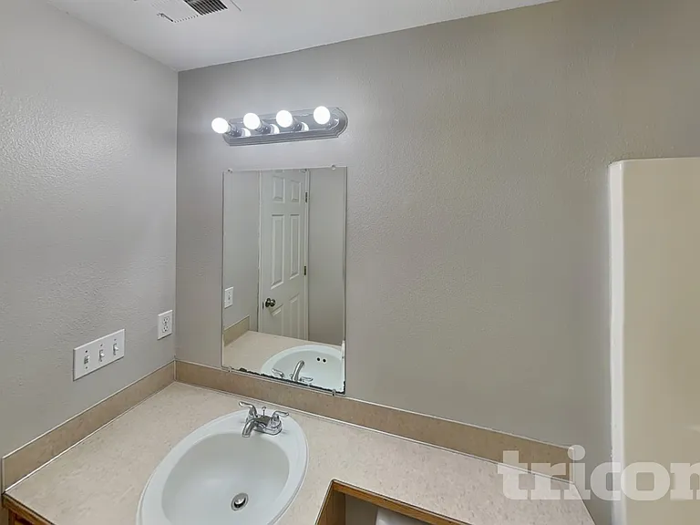 1105 Village Pkwy E — Photo 16