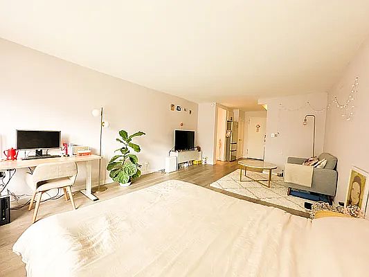 3rd image of 211 E 53rd St APT 9H