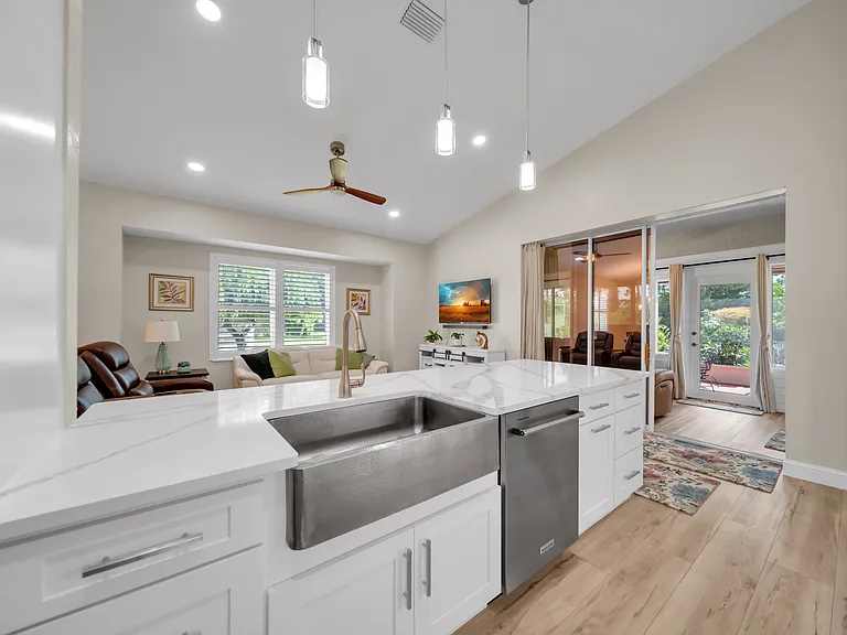 1358 Hedgewood Cir — Photo 4