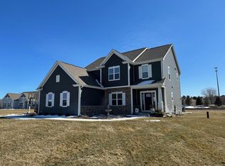 N68W27621 Steepleview Ln, Hartland, WI 53029