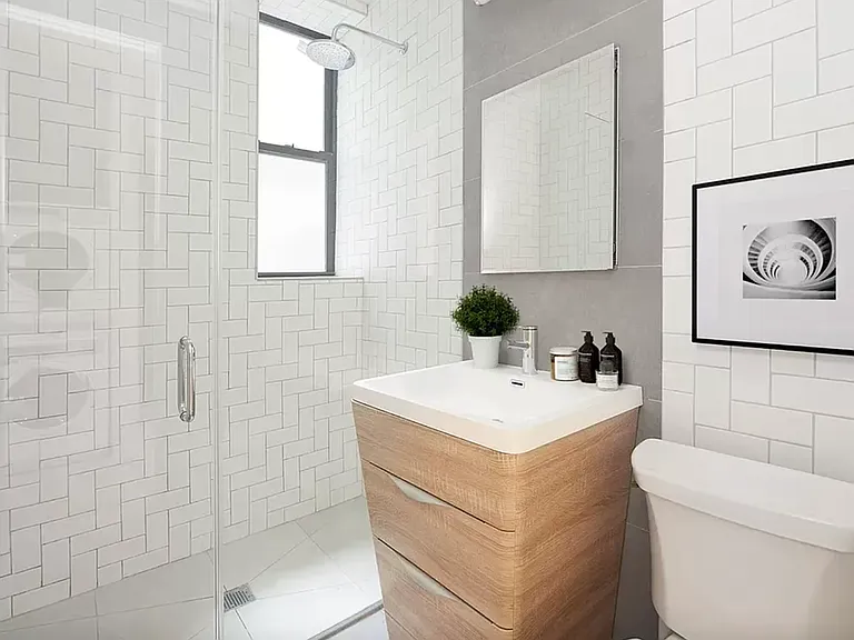 244 E 7th St #2 — Photo 5