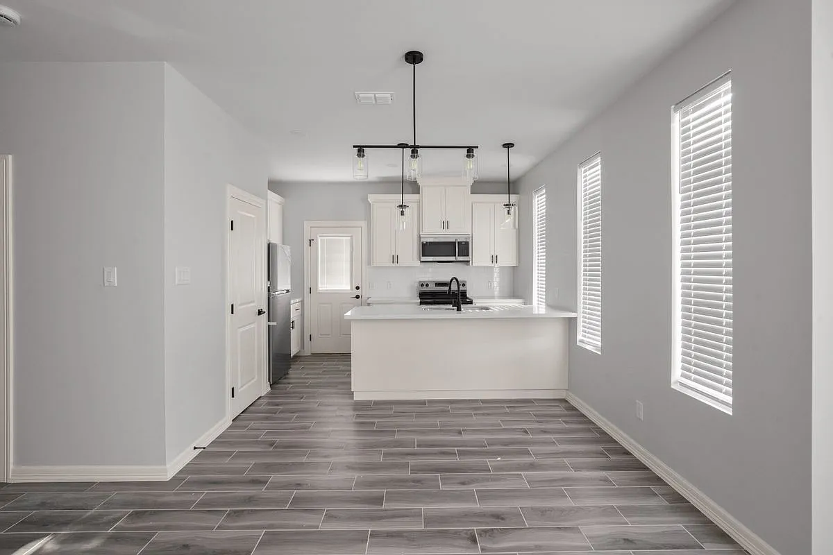 3 bed, 2.0 bath, 1100 sqft, $1,300 — Photo 1