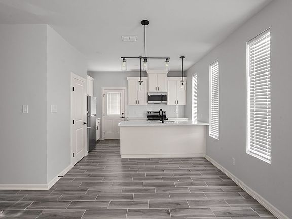 3rd image of 500 N Onyx Ave