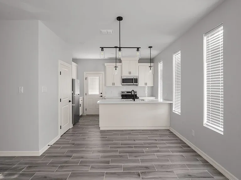 600 N Onyx Ave — Photo 1
